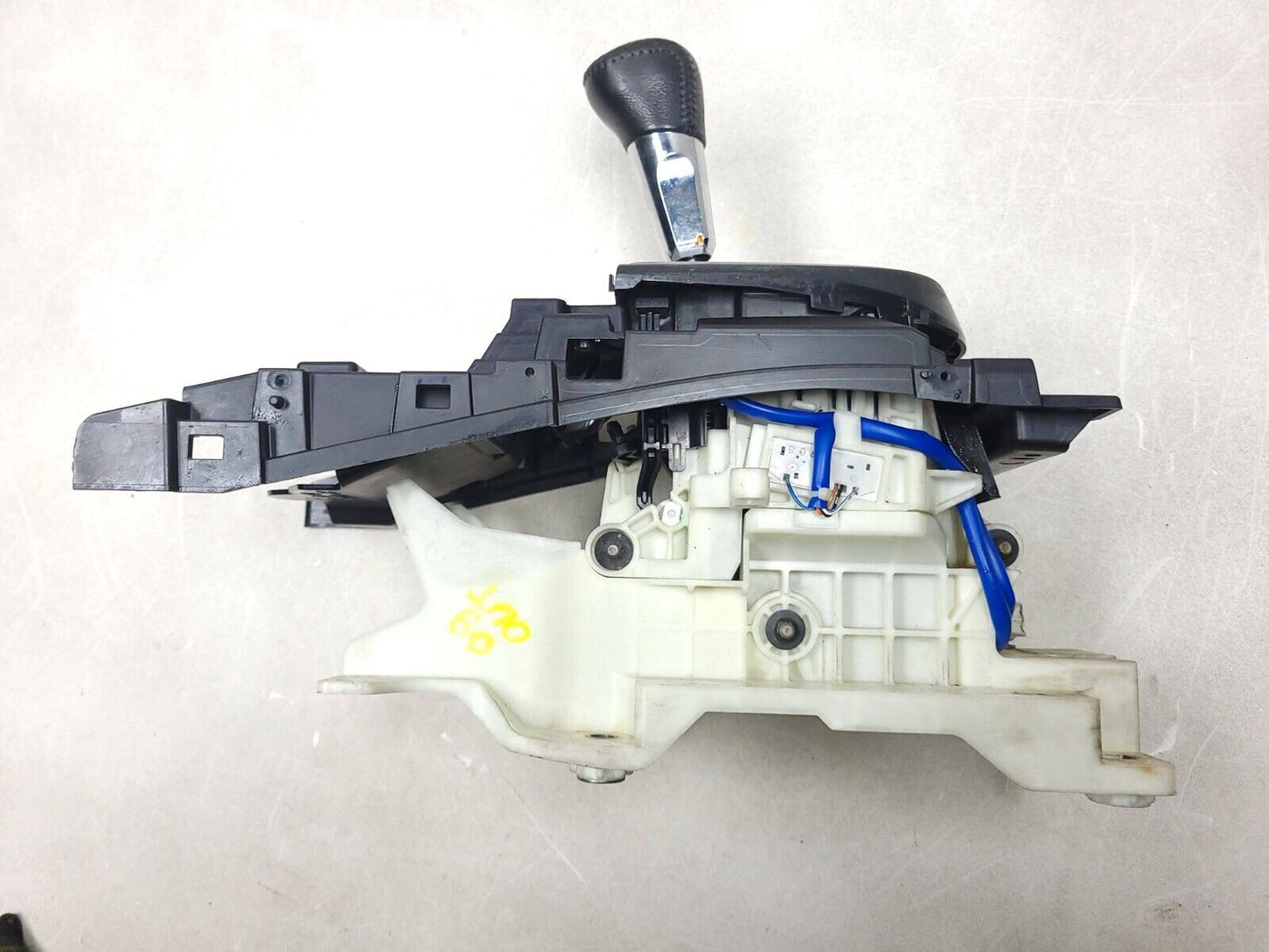 2007-2010 Mitsubishi Outlander Automatic Transmission Gear Shifter  OEM