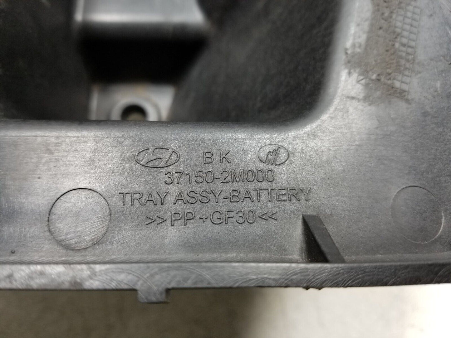 09 - 16 Hyundai Genesis Coupe Battery Tray 37150-2m000 OEM