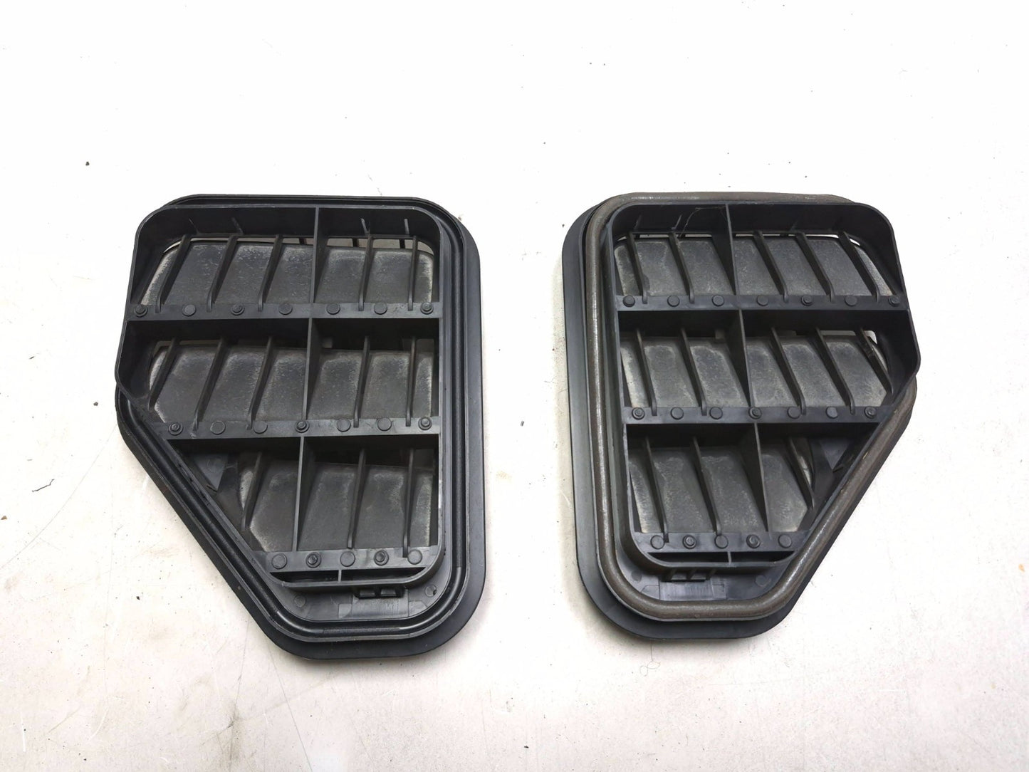 2011 Volkswagen Tiguan Rear Quarter Air Pressure Vent Grille Left & Right OEM