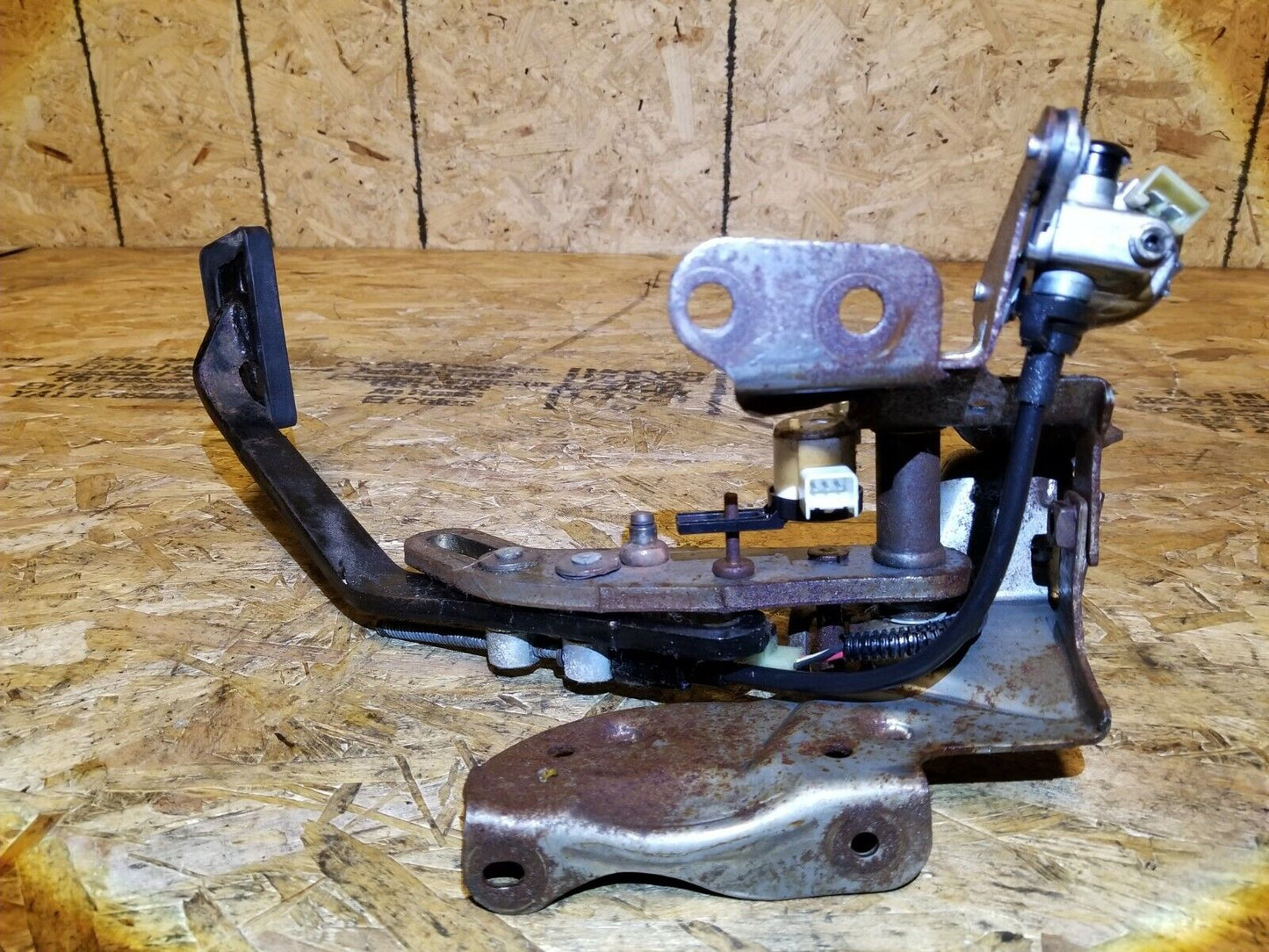 2004 - 2009 Cadillac SRX Brake Pedal OEM