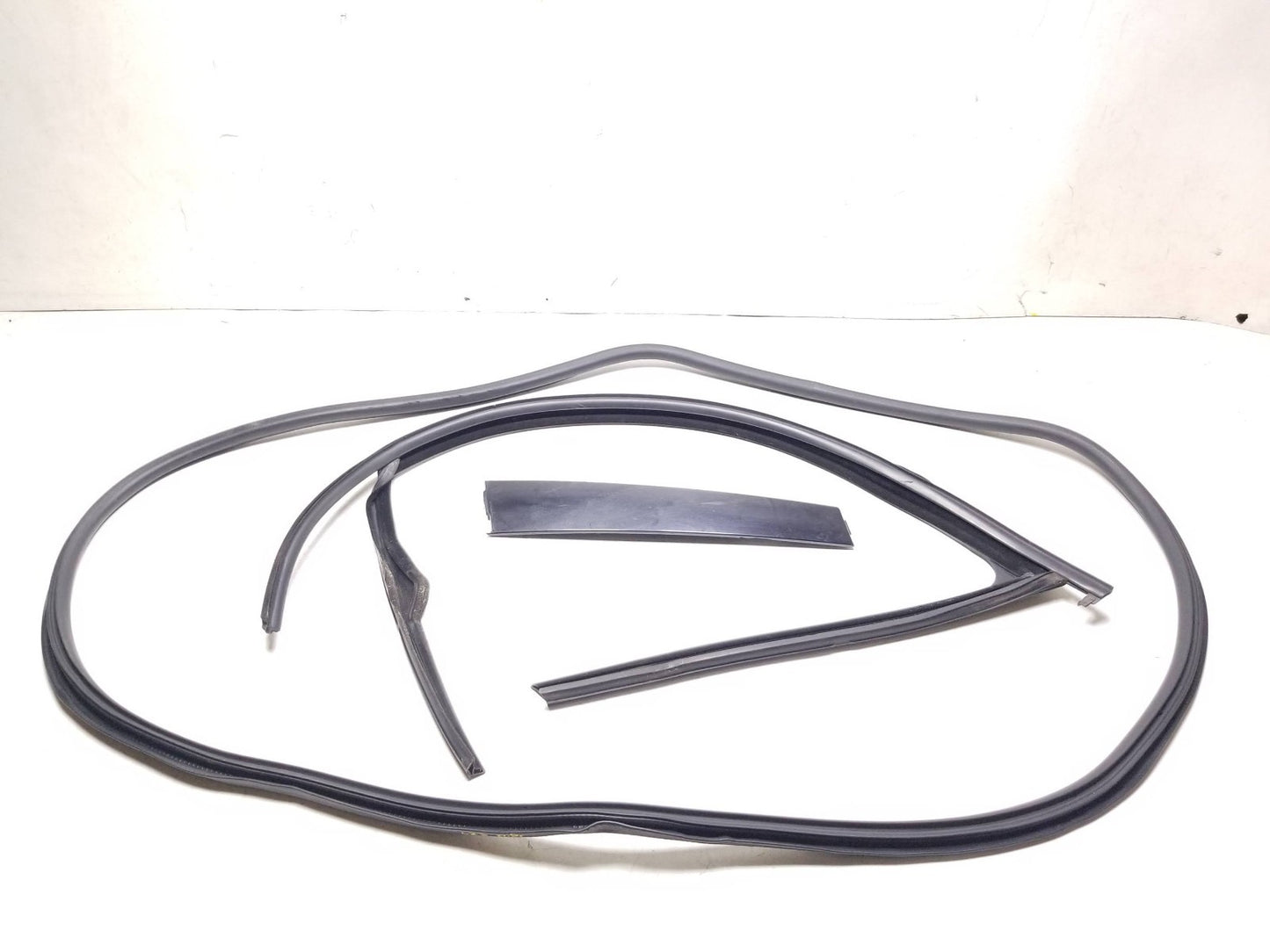 10 - 14 VW Golf GTI Upper Door Glass Weatherstrip Front Driver Side Left OEM