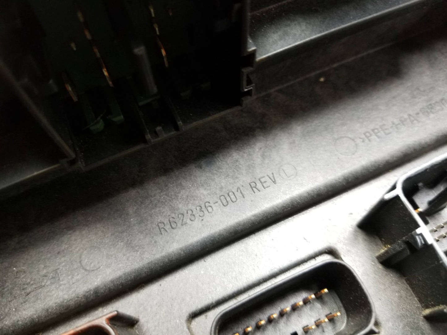 2011 - 2013 Jeep Grand Cherokee Engine 3.6l Fuse Box Unit OEM