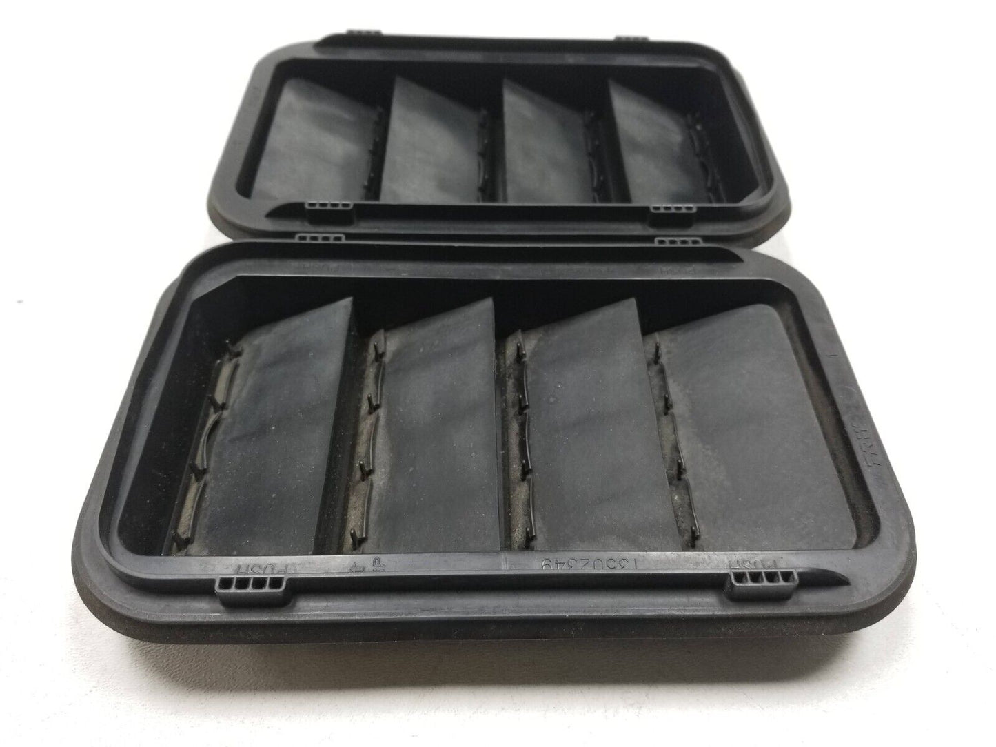 13 14 15 16 GMC Acadia Cab Pressure Vent 2pcs 13502349 OEM
