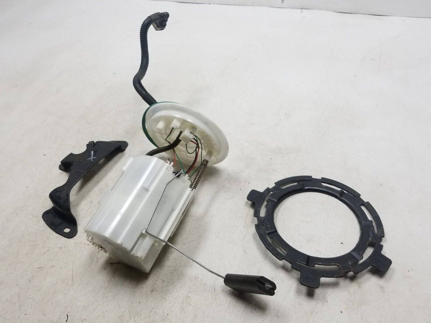 12 - 14 Ford Focus Fuel Pump Bv61-9h307-gh OEM