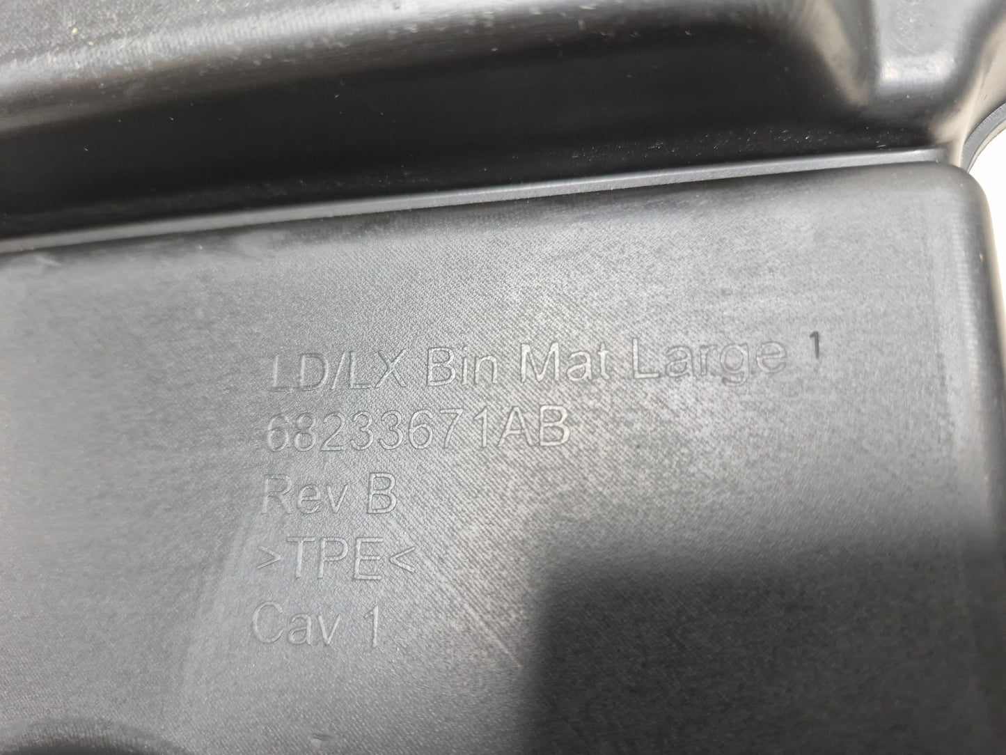 2018 Chrysler 300 Limited AWD Front Center Console Tray Cover Mat OEM