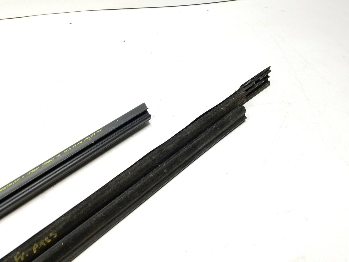 11-14 Chrysler 200 Sedan Window Belt Seal Front Passenger Side Right 2pcs OEM