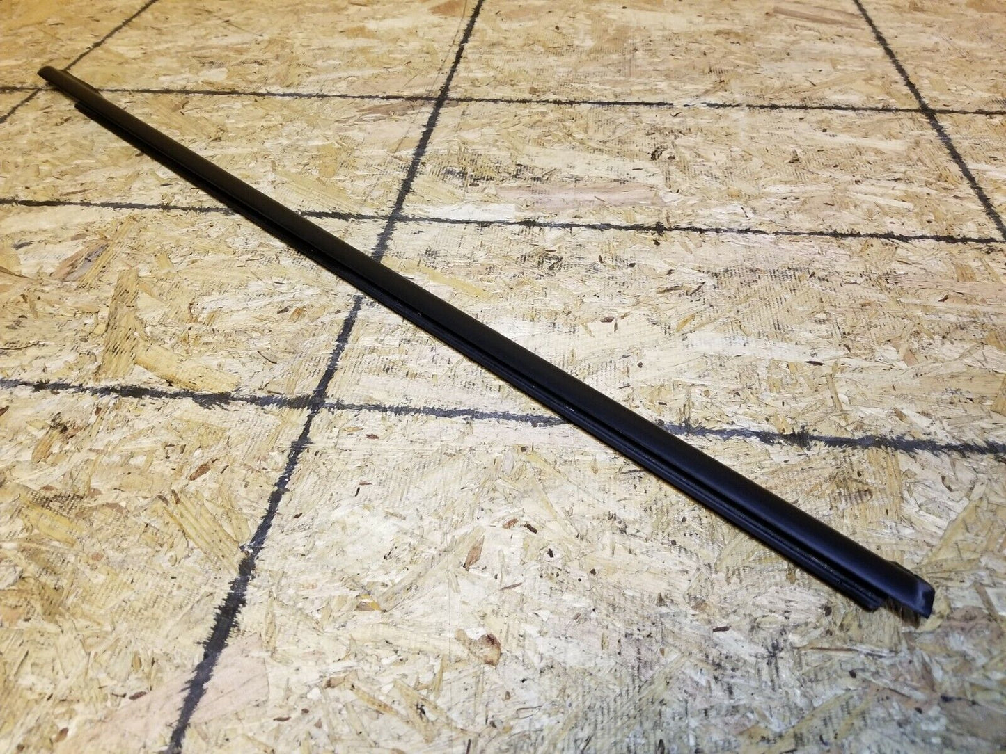 06 07 08 09 10 Kia Rio5 Front Right Pass Door Window Belt Seal Molding OEM