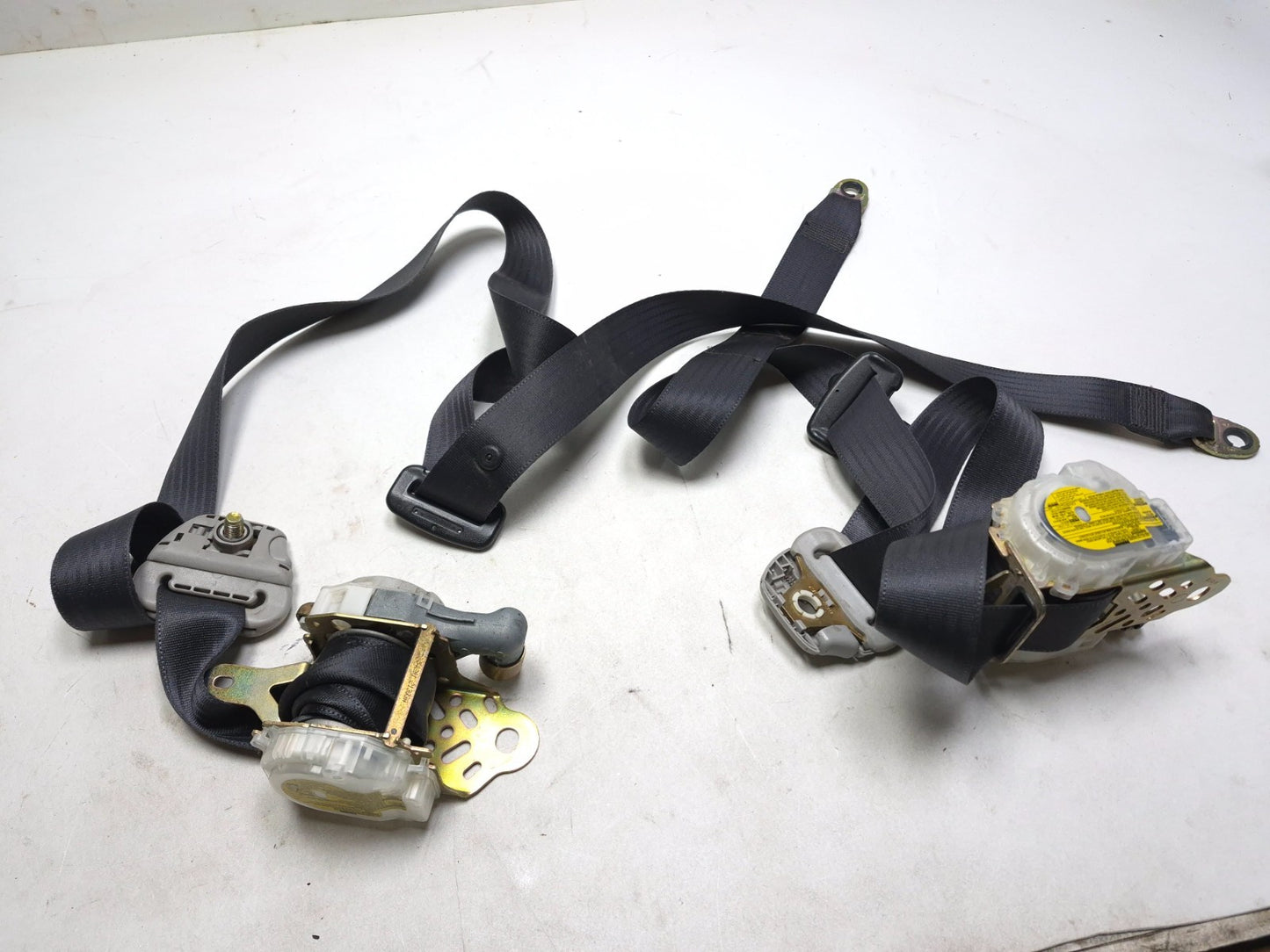 2004 Toyota Corolla Front Seat Belt Retractor Pair OEM