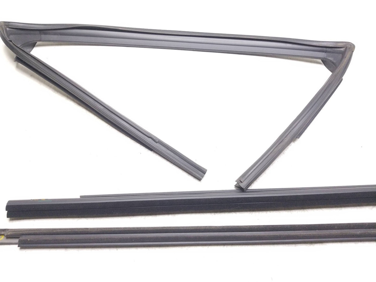 2011 - 2020 Dodge Grand Caravan Door Glass Belt Seal Molding Rear Driver Sid OEM