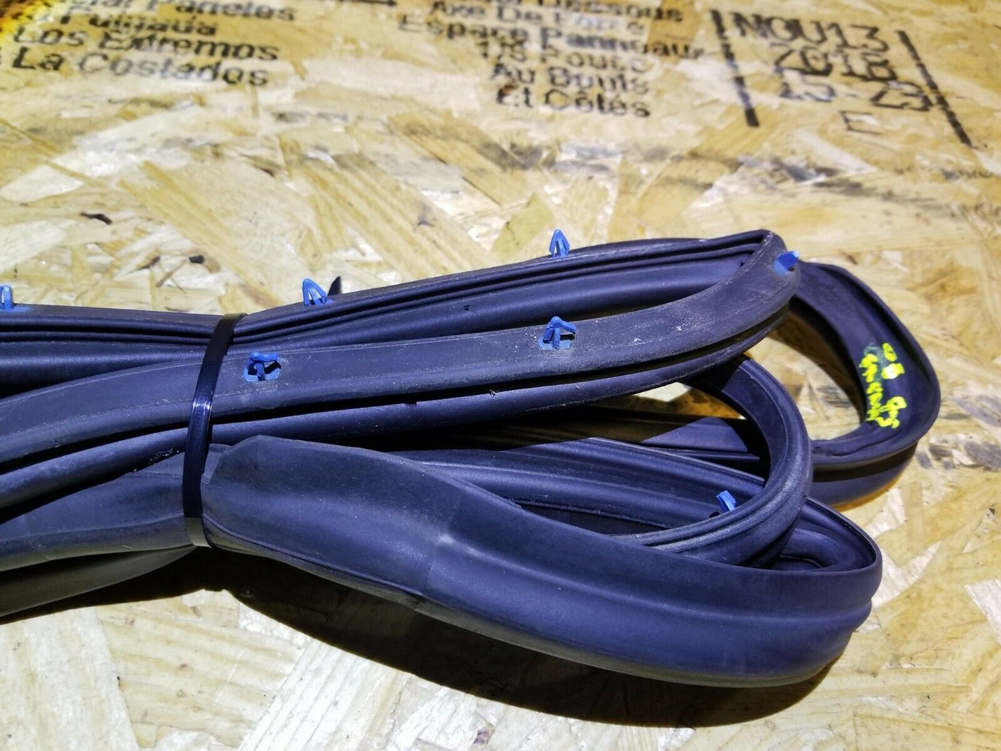 06 07 08 09 Saab 9-5 95 Fron Right Pass Side Door Weatherstrip Rubber Seal OEM