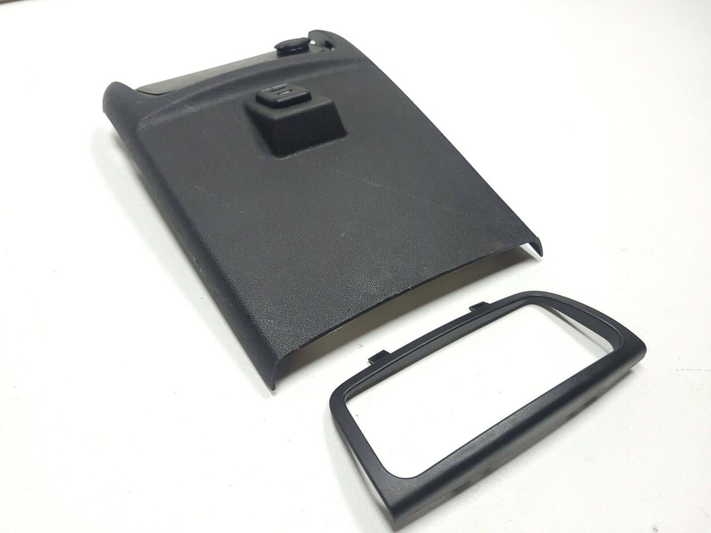 13 14 15 16 GMC Acadia Center Console Rear Trim W/ Usb Port OEM