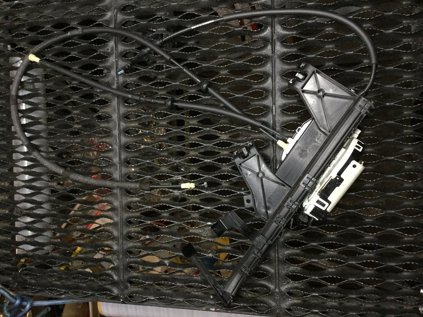 15 16 17 Chrysler 200 Door Lock Front Right Latch Actuator & Window Bracket OEM