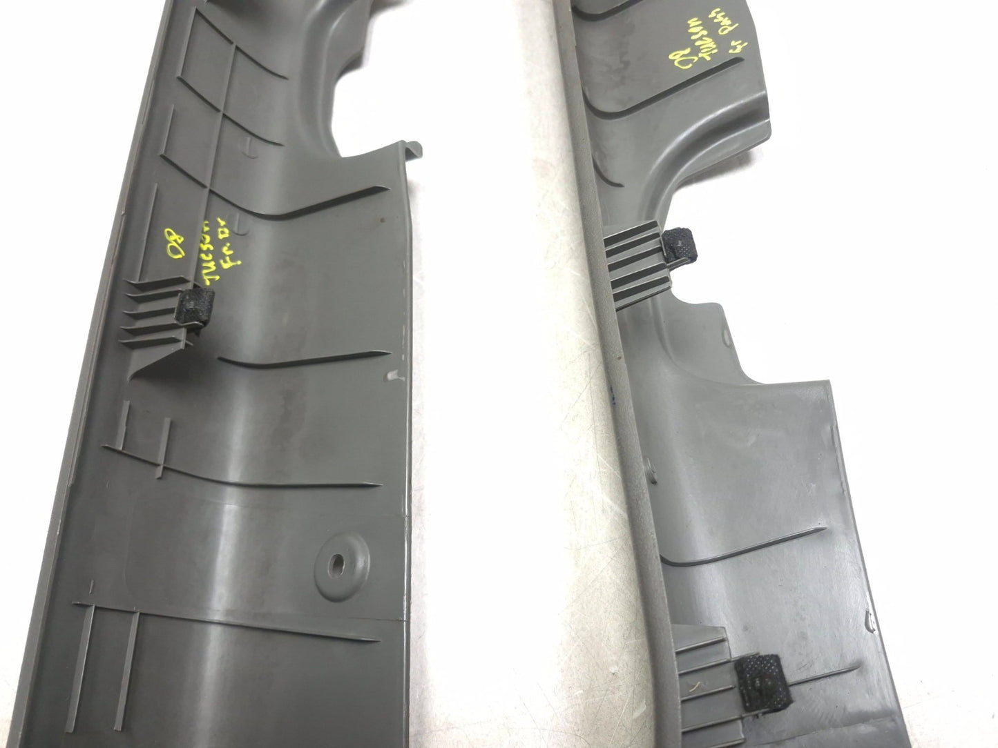 2008 Hyundai Tucson Left & Right Front Door Sill Scuff Plate Pair OEM