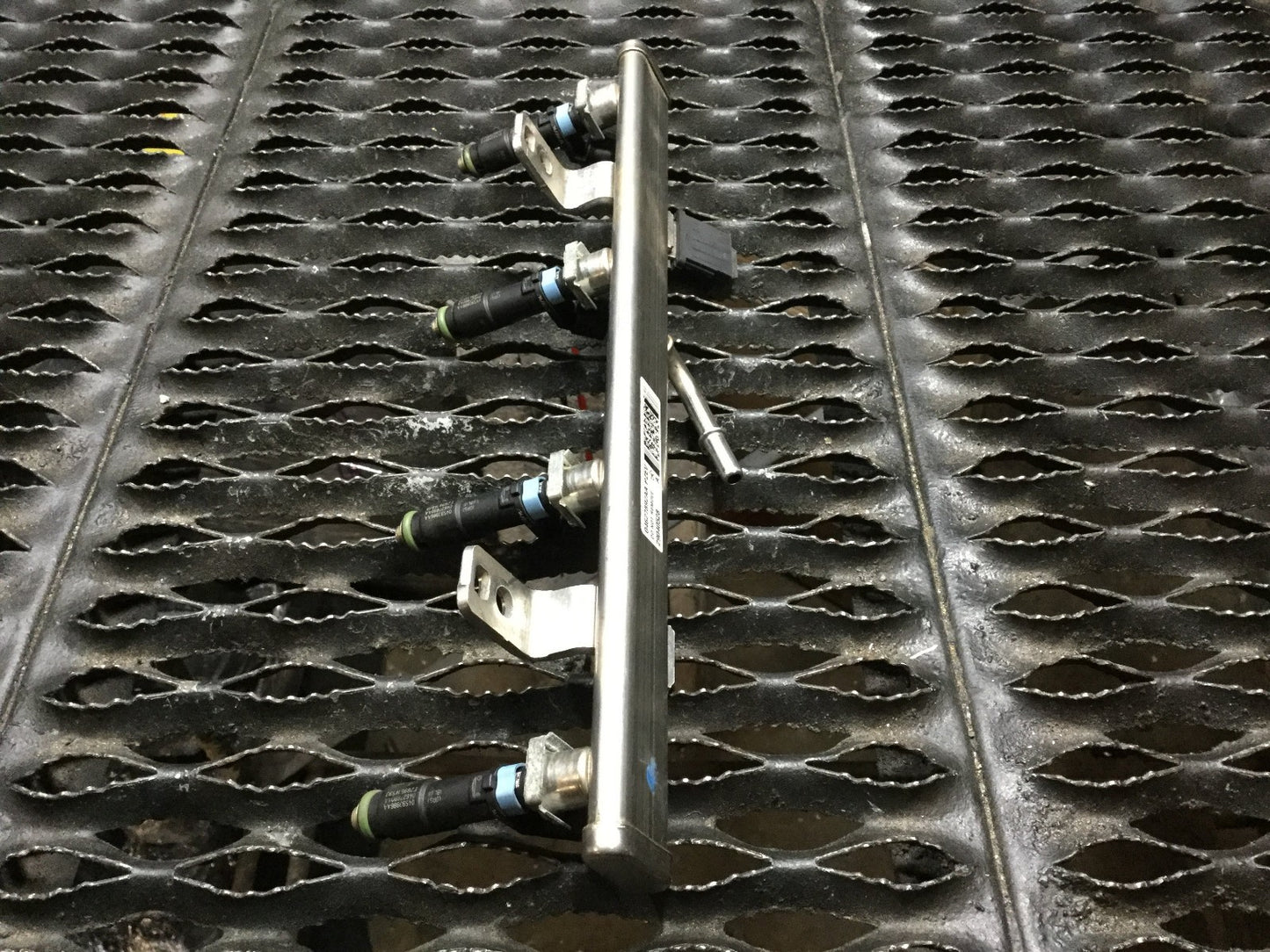 2015 Chrysler 200 Fuel Rail W/ Injector OEM