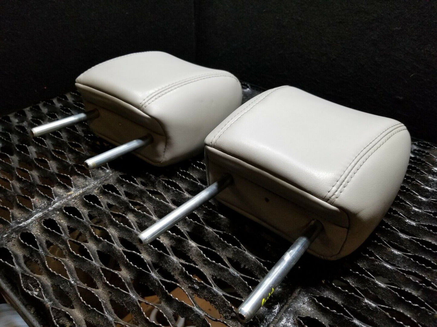 07 08 09 10 11 12 GMC Acadia 2nd Row Seat Headrest Left & Right Pair OEM
