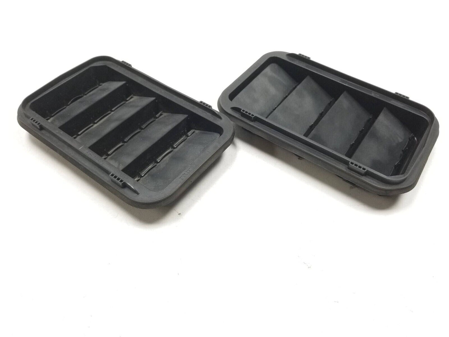13 14 15 16 GMC Acadia Cab Pressure Vent 2pcs 13502349 OEM