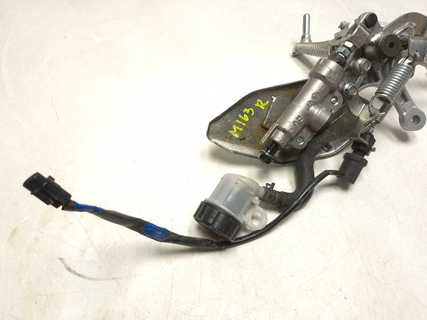 2024 Yamaha R3 Yzfr3 Right Footrest W/ Brake Master Cylinder OEM