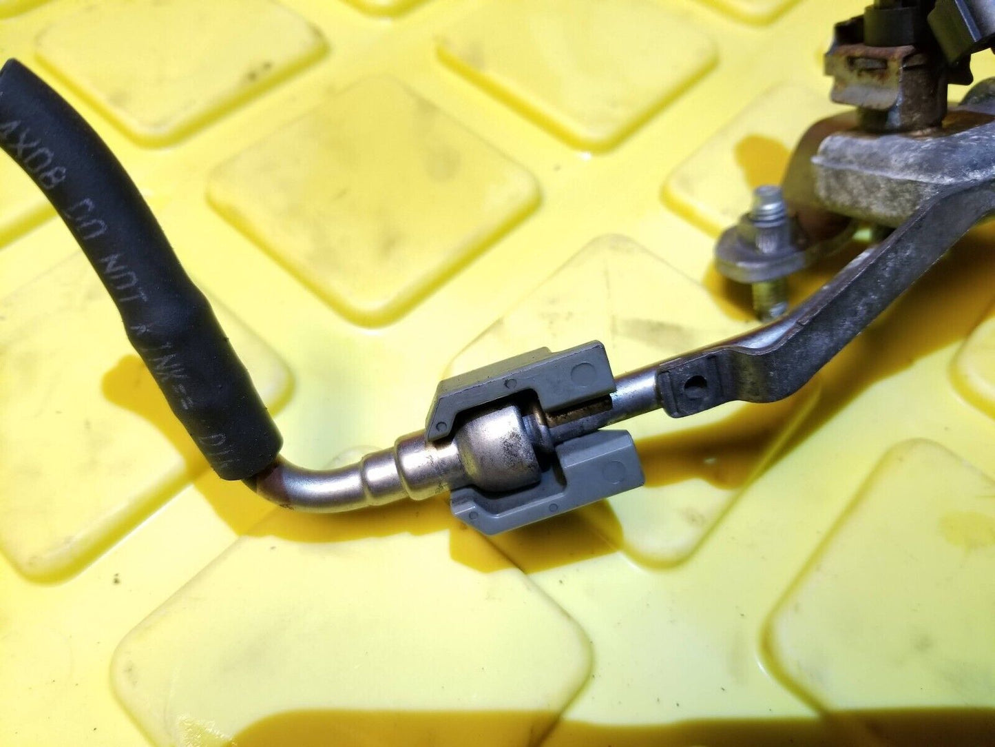 13 - 16 Nissan Sentra Fuel Rail W/ Injectors 1.8l OEM