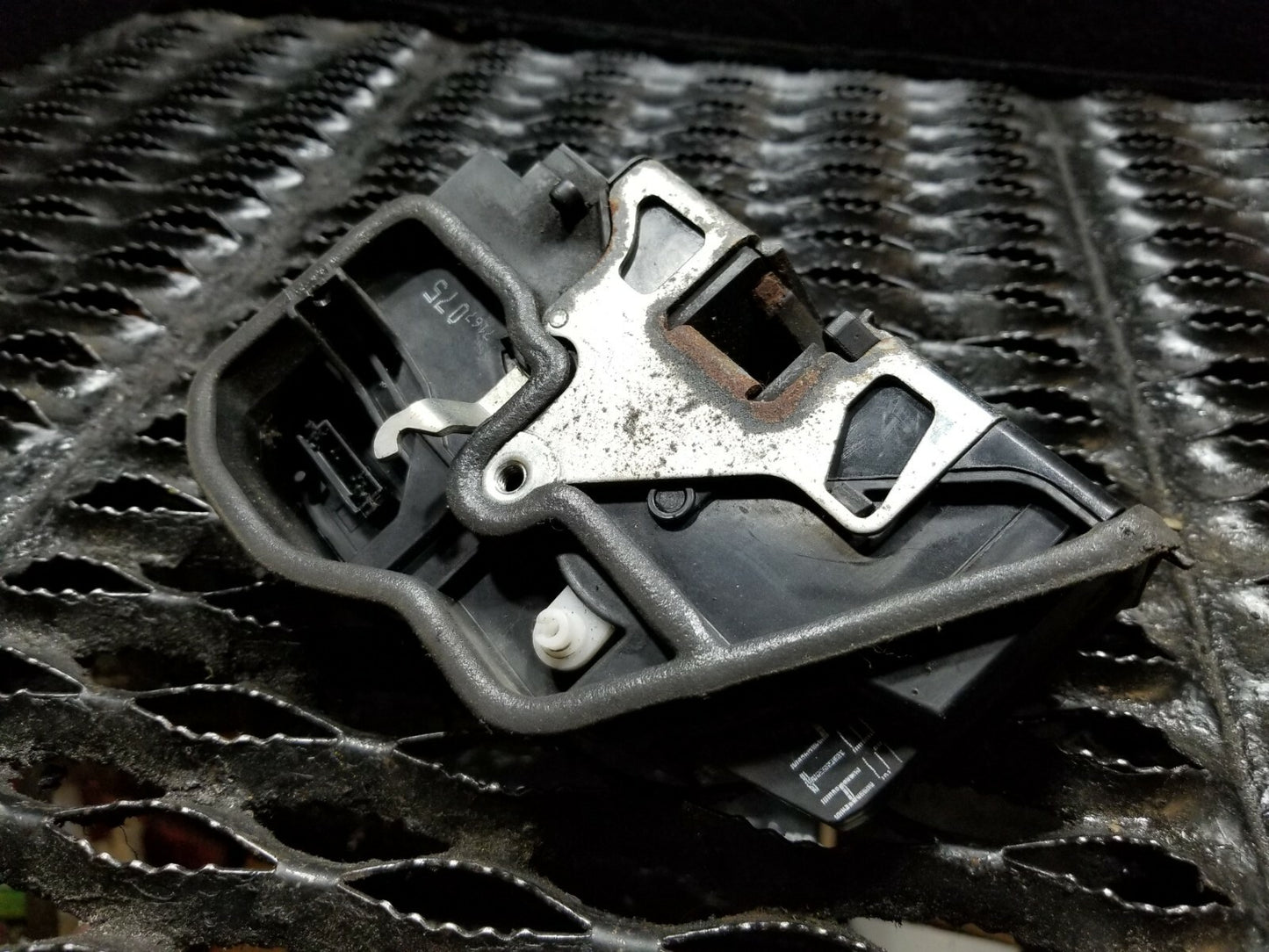06 07 08 09 10 BMW X3 E83 Rear Left Driver Door Lock Actuator OEM D34