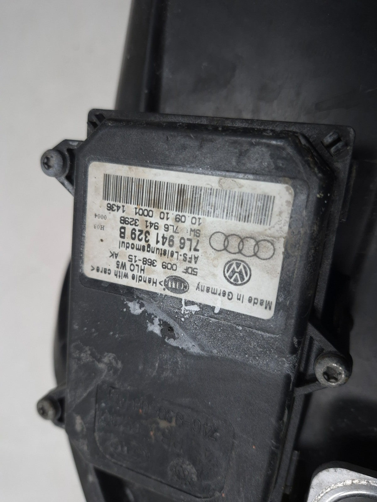 2011 Volkswagen Tiguan Headlight Left & Right Xenon OEM