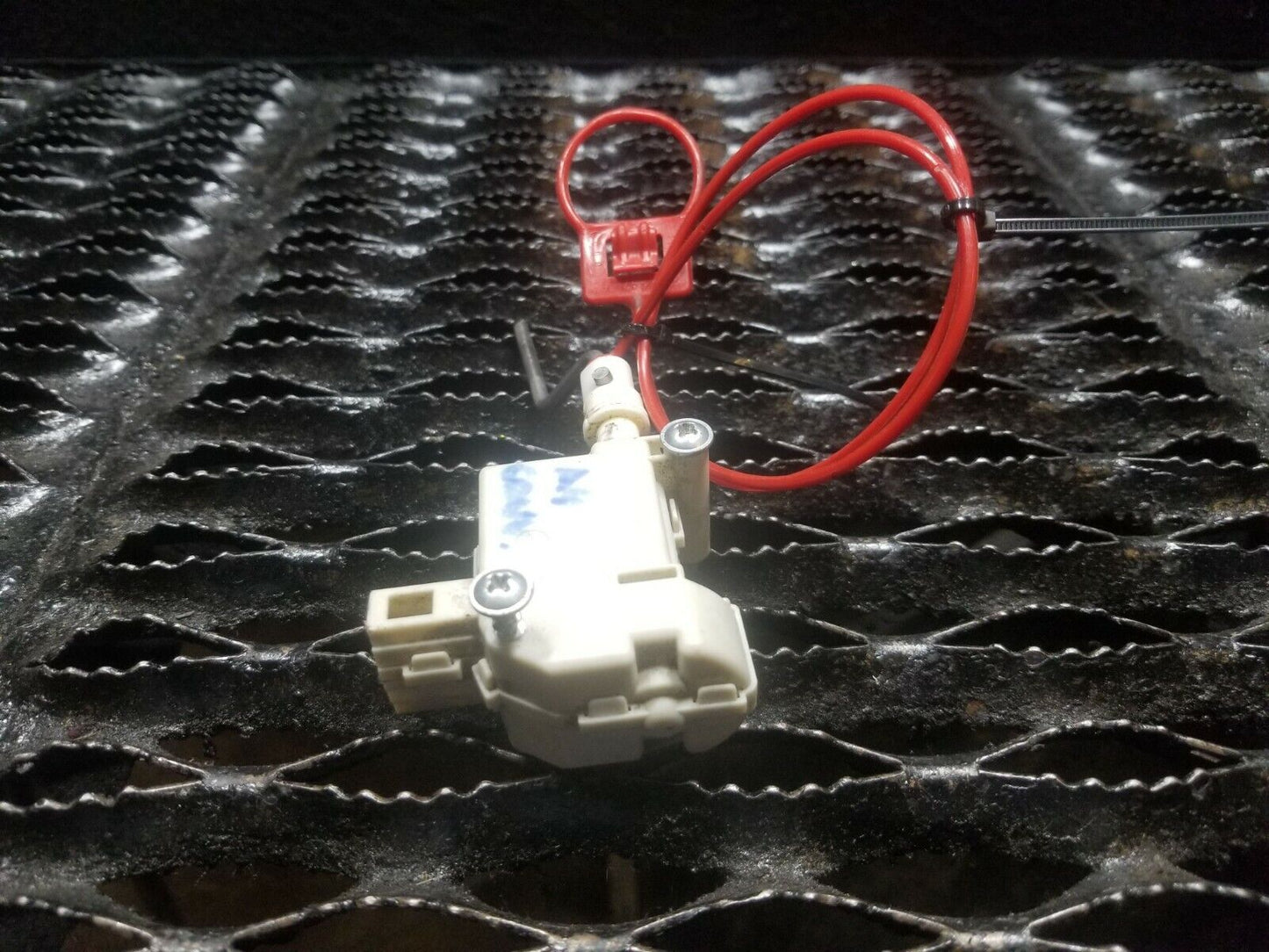 02 03 04 05 06 Audi A4 Convertible Gas Tank Lock Release Actuator Motor OEM #108