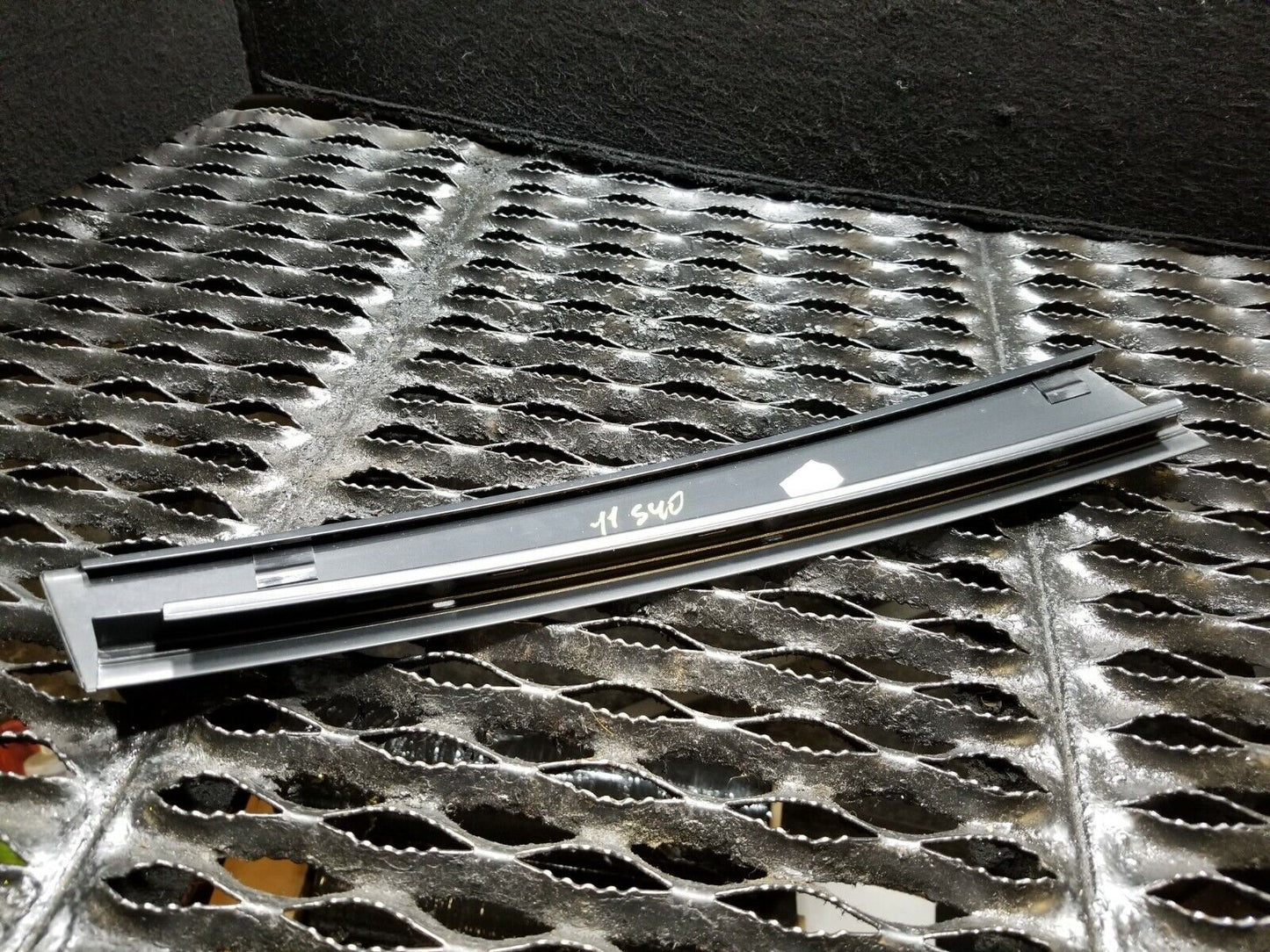 06 07 08 09 10 11 Volvo S40 Front Right Pass Door Aplique Trim Pillar OEM