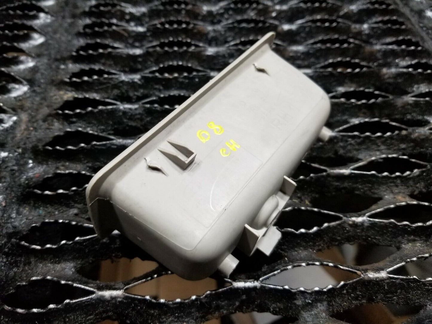 06 07 08 09 10 Jeep Grand Cherokee Armrest Pull Cup Passenger Side OEM