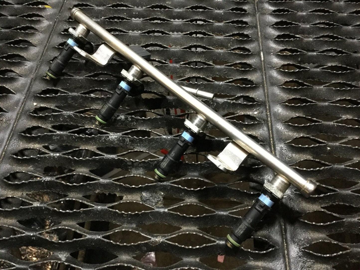 15 16 17 Chrysler 200 Fuel Rail W/ Injector OEM