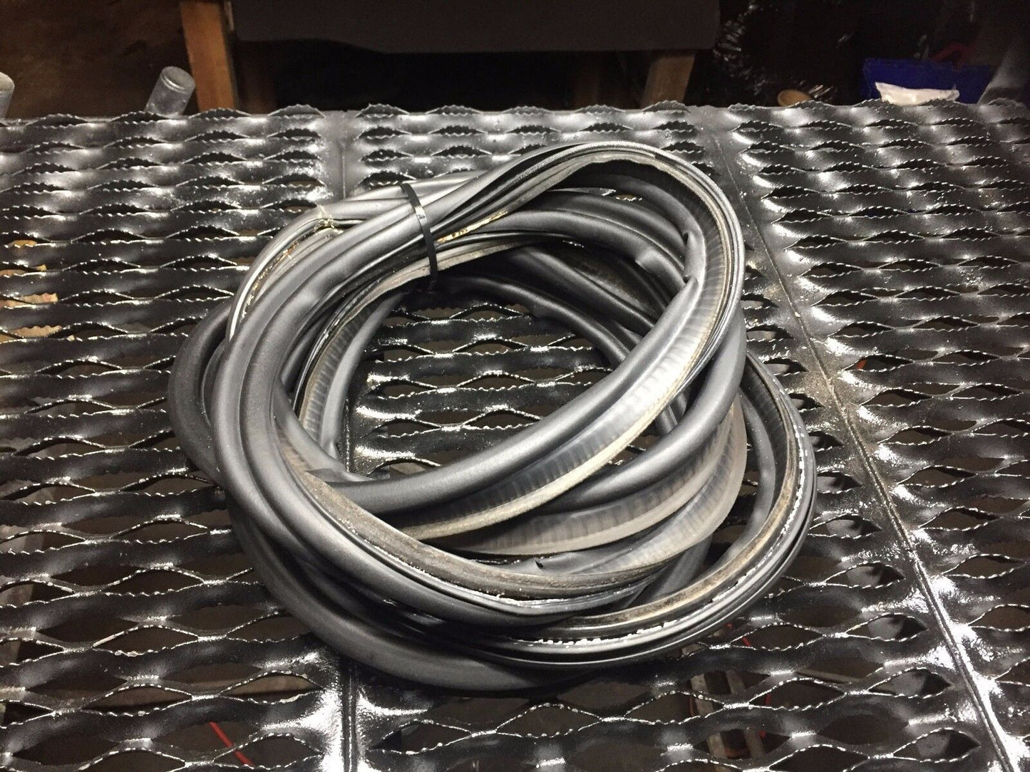 03 04 05 06 Mercedes C230 W203 Coupe Trunk Lid Weatherstrip Seal OEM