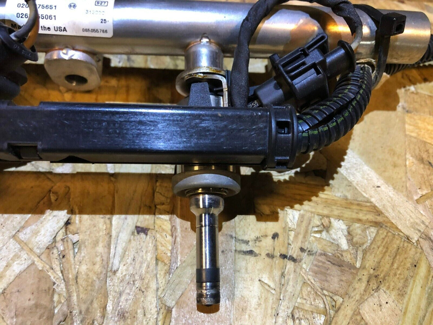 13 14 15 GMC Acadia Fuel Rail W/ Injectors Left Driver Side 12632257 OEM