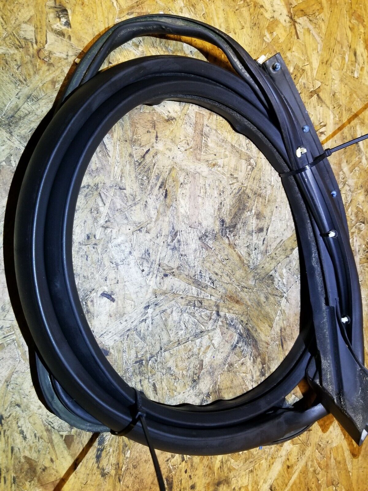 06 07 08 09 Cadillac SRX Front Right Pass Side Door Glass Weatherstrip Seal OEM