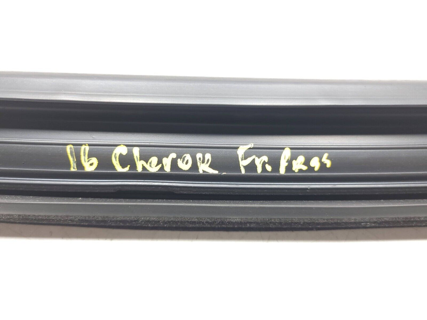14 15 16 17 18 Jeep Cherokee Door Window Frame Seal Front Right Pass Side OEM