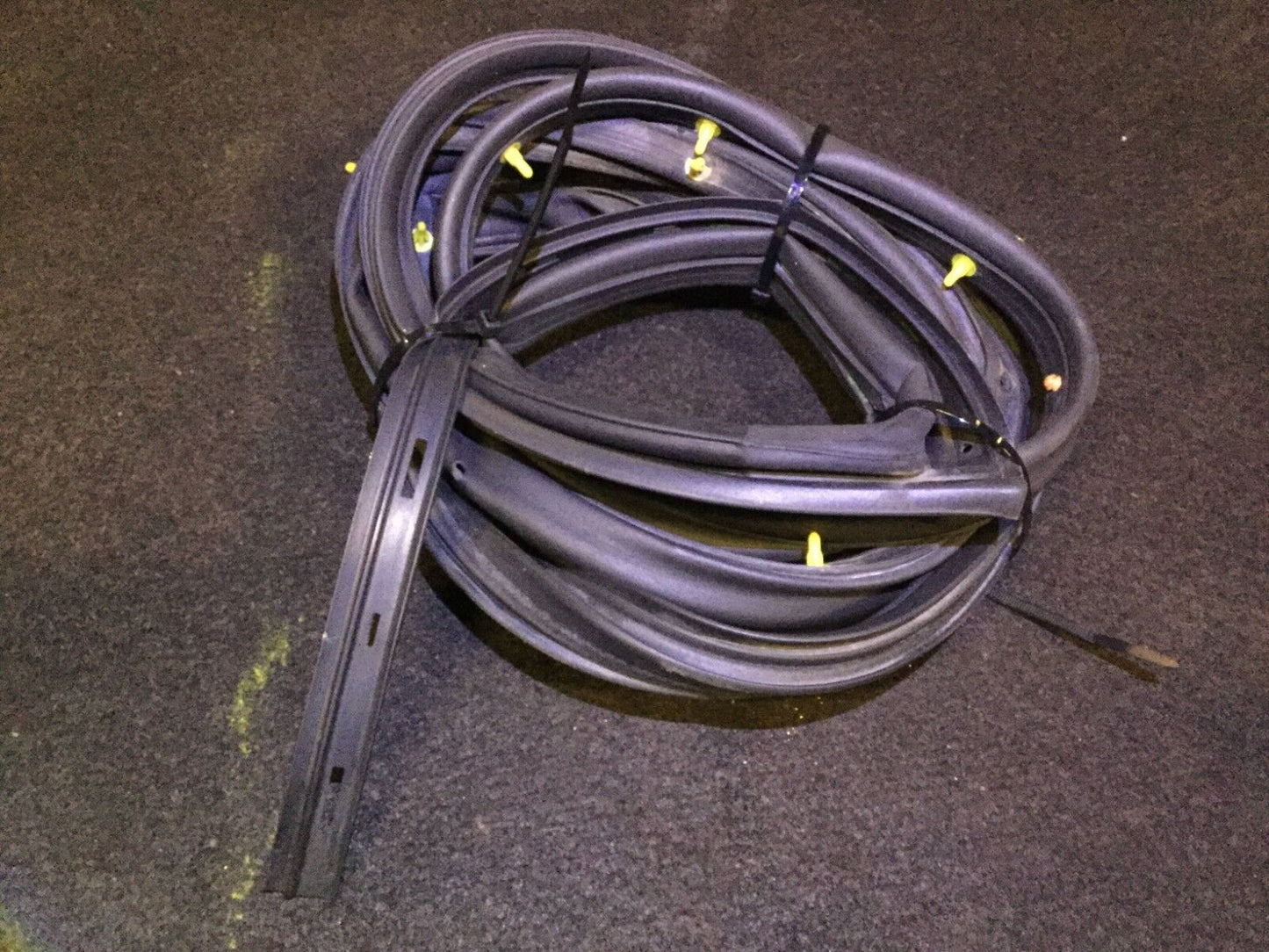 06 07 08 09 10 Hyundai Sonata Rear Right Door Outer Weatherstrip Seal OEM D12