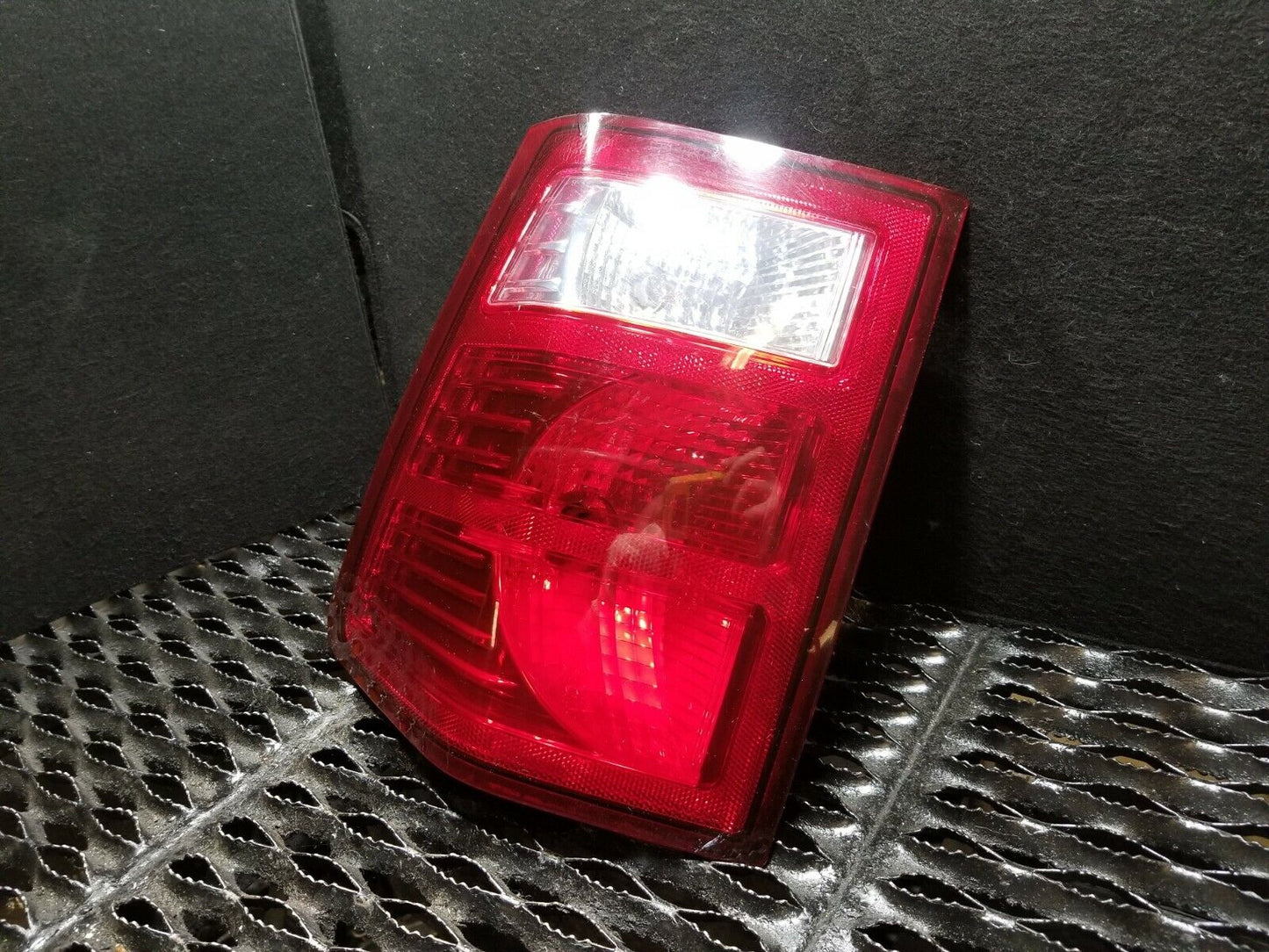 07 08 09 10 Jeep Grand Cherokee Right Passenger Side Tail Light OEM