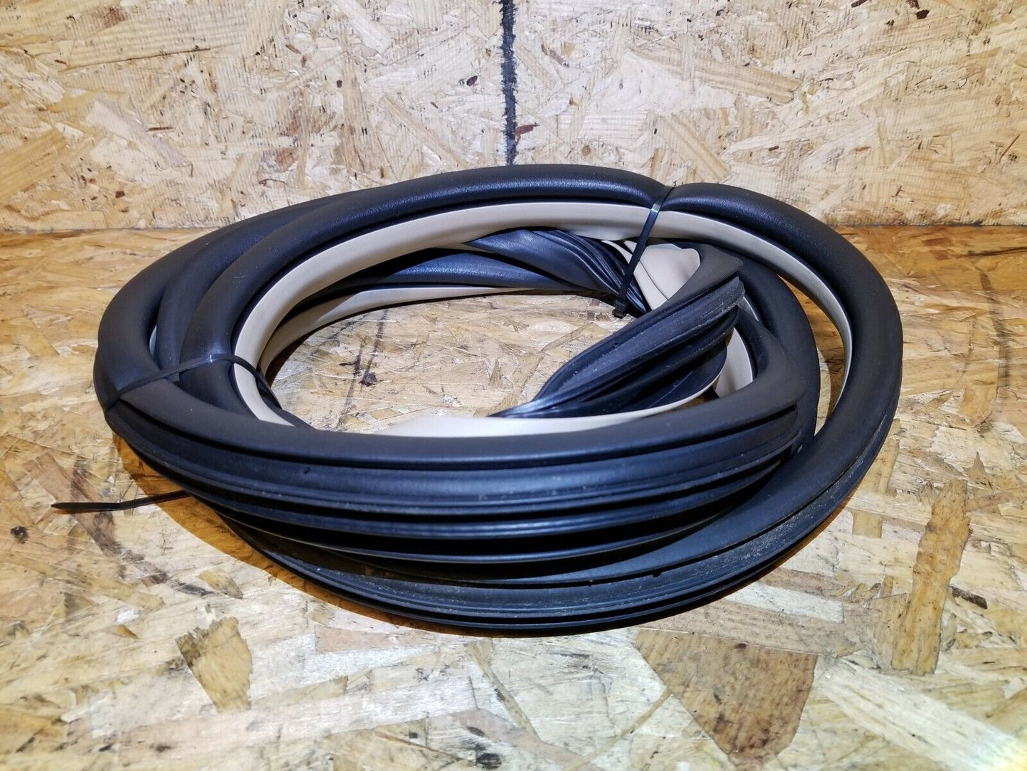 05 06 07 08 09 Cadillac SRX Rear Left Driver Side Door Weatherstrip Seal OEM