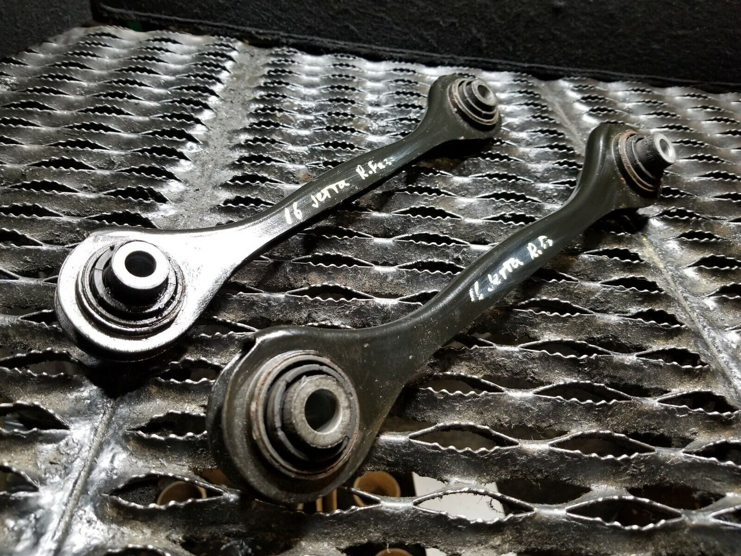 15 16 17 18 Volkswagen Jetta Rear Lower Control Arm Left & Right 2pcs OEM 30k