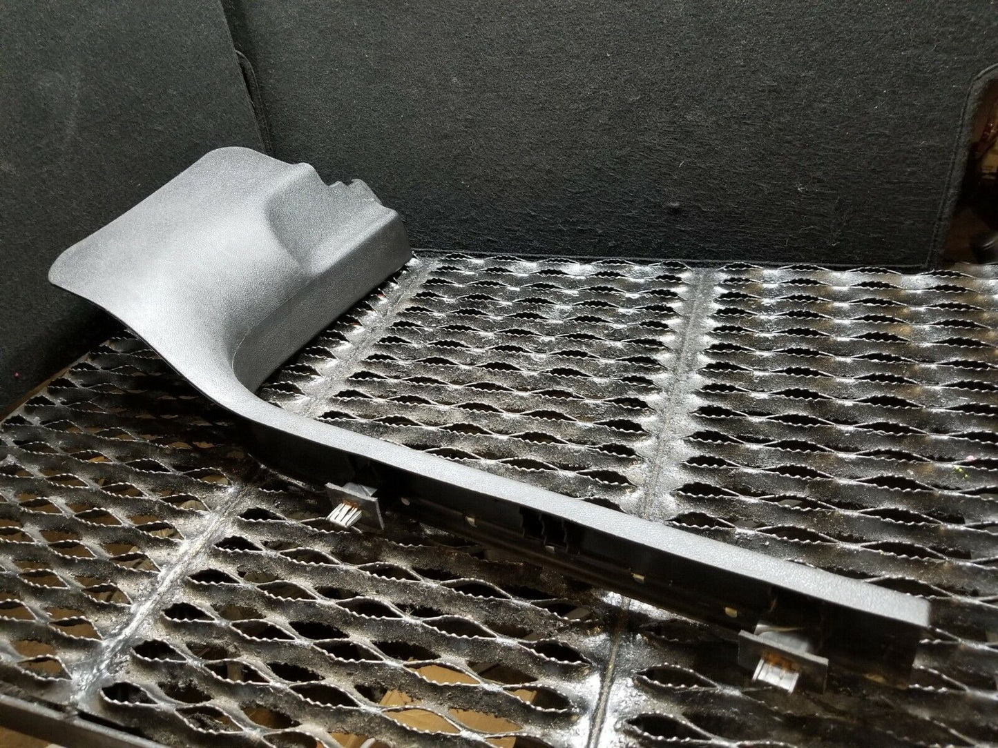 07 08 09 10 11 12 GMC Acadia Front Pass Door Sill Trim Panel Scuff Plate OEM