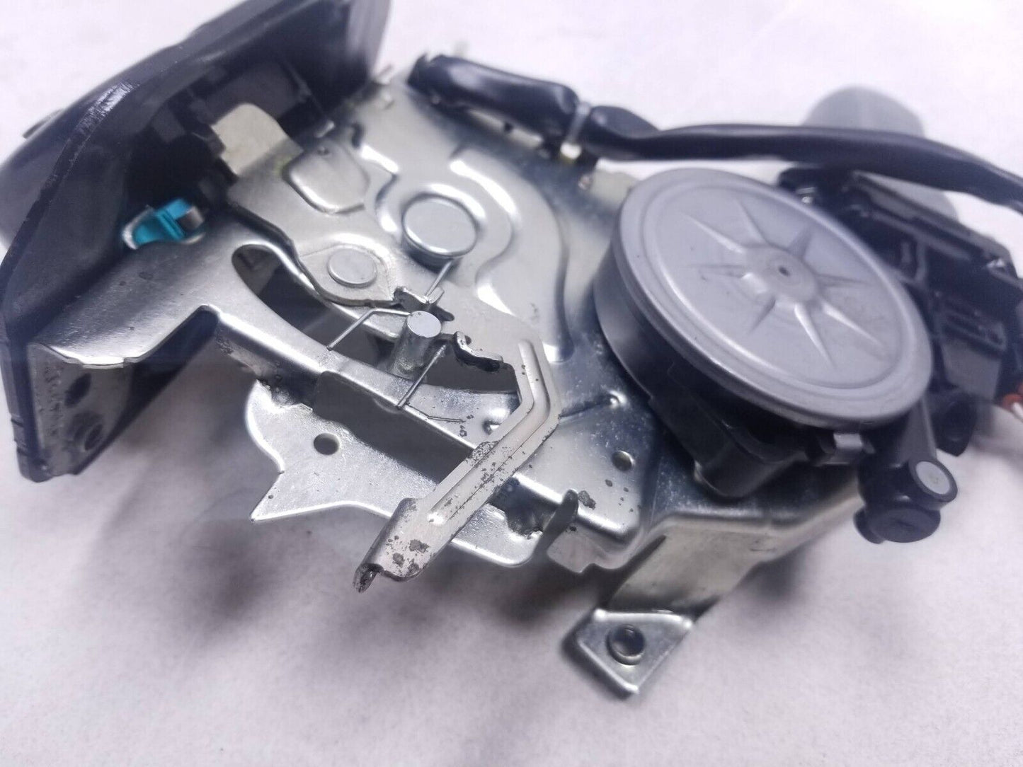 2017 - 2019 Lincoln MKT Rear Trunk Lid Lock Latch Actuator Motor OEM