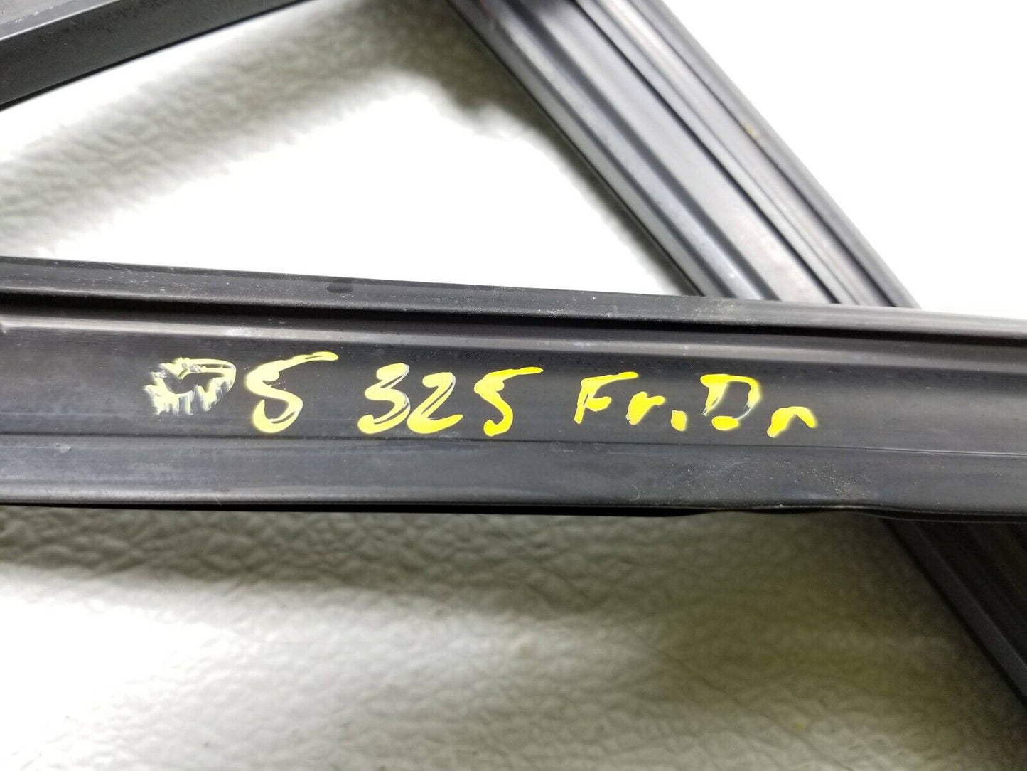 01 02 03 04 05 BMW E46 Sdn Front Left Driver Door Weatherstrip Seal OEM
