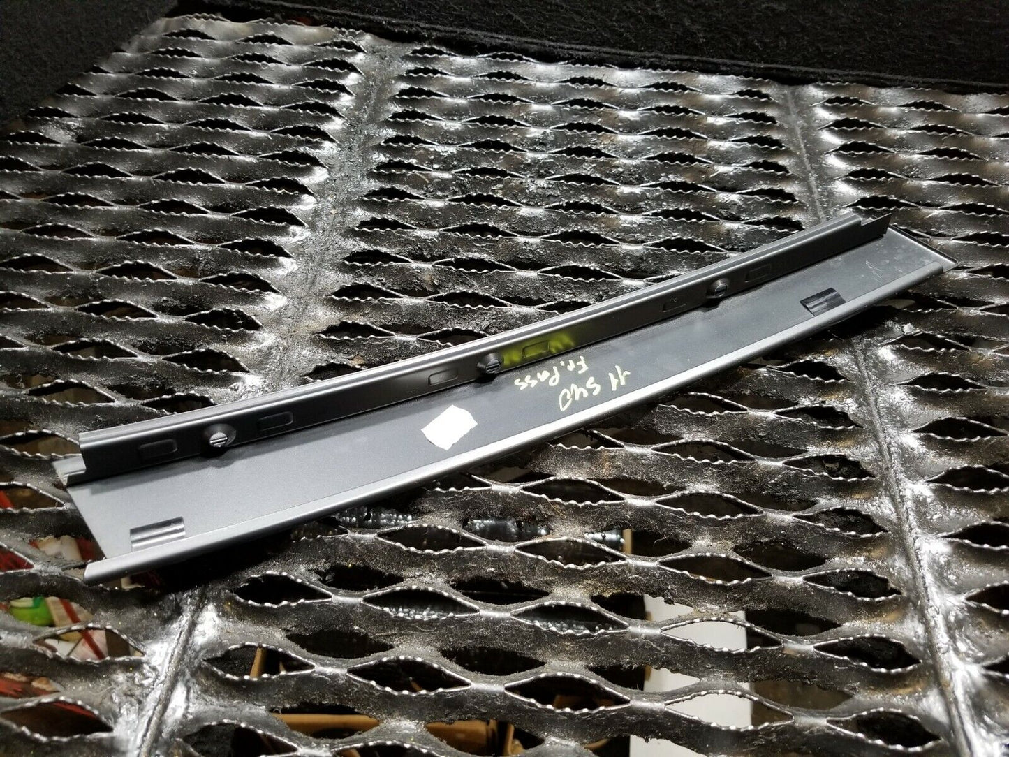 06 07 08 09 10 11 Volvo S40 Front Right Pass Door Aplique Trim Pillar OEM