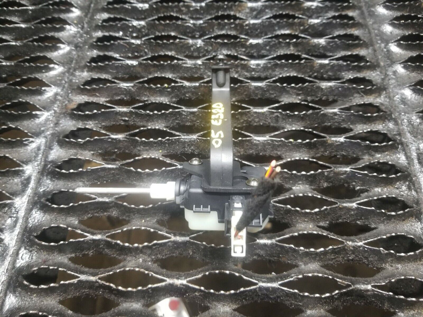 05 2005 Mercedes W211 E350 E320 Gas Fuel Tank Release Actuator Motor OEM #109