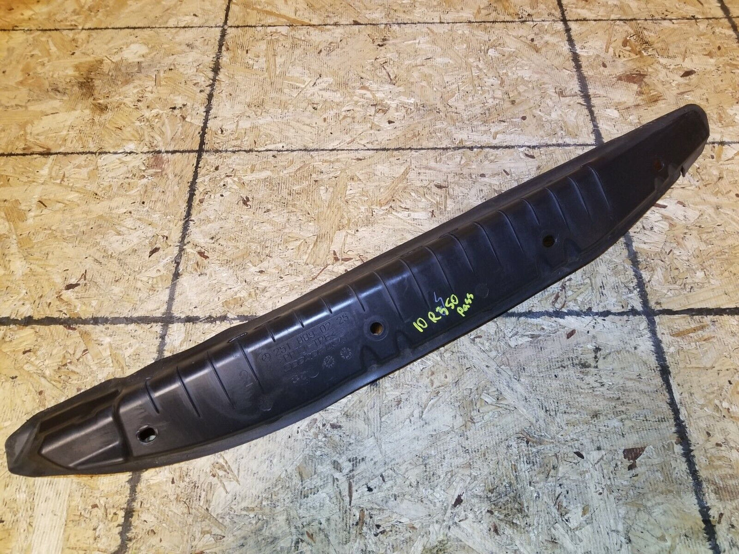 07 08 09 10 Mercedes-benz R350 Front Right Passenger Side Fender Trim Cover OEM
