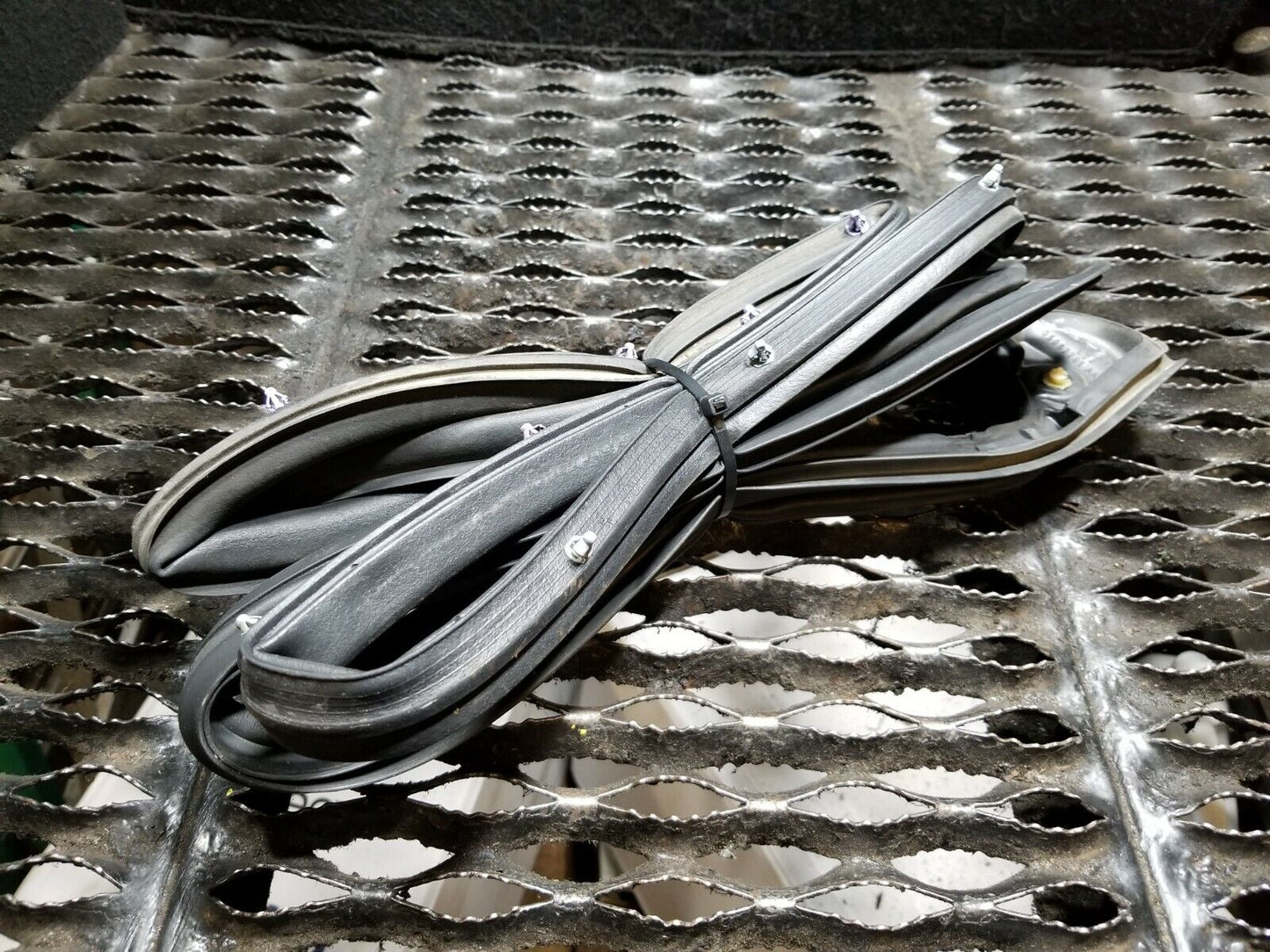 12 13 14 15 16 Jeep Patriot Rear Left Driver Door Weatherstrip Seal OEM 54k