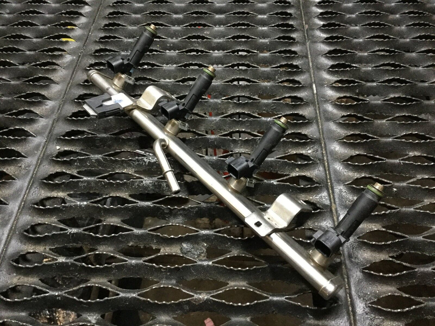 15 16 17 Chrysler 200 Fuel Rail W/ Injector OEM