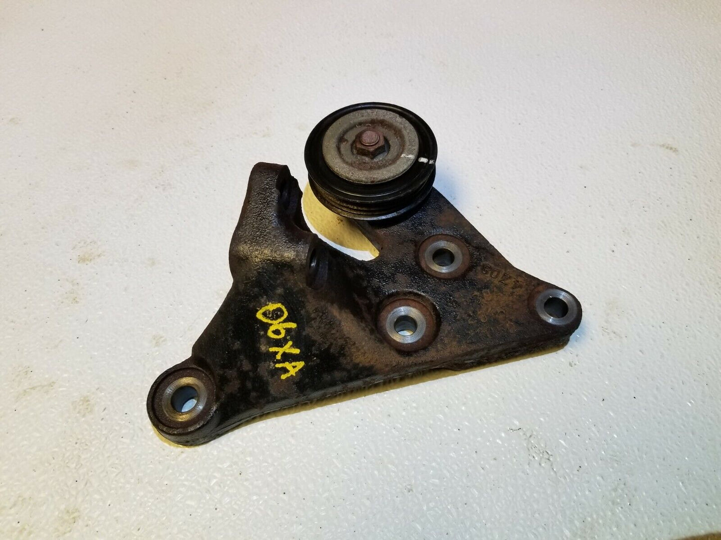 04 05 06 Scion Xa 1.5l Pulley W/ Bracket OEM 1nz-fxe
