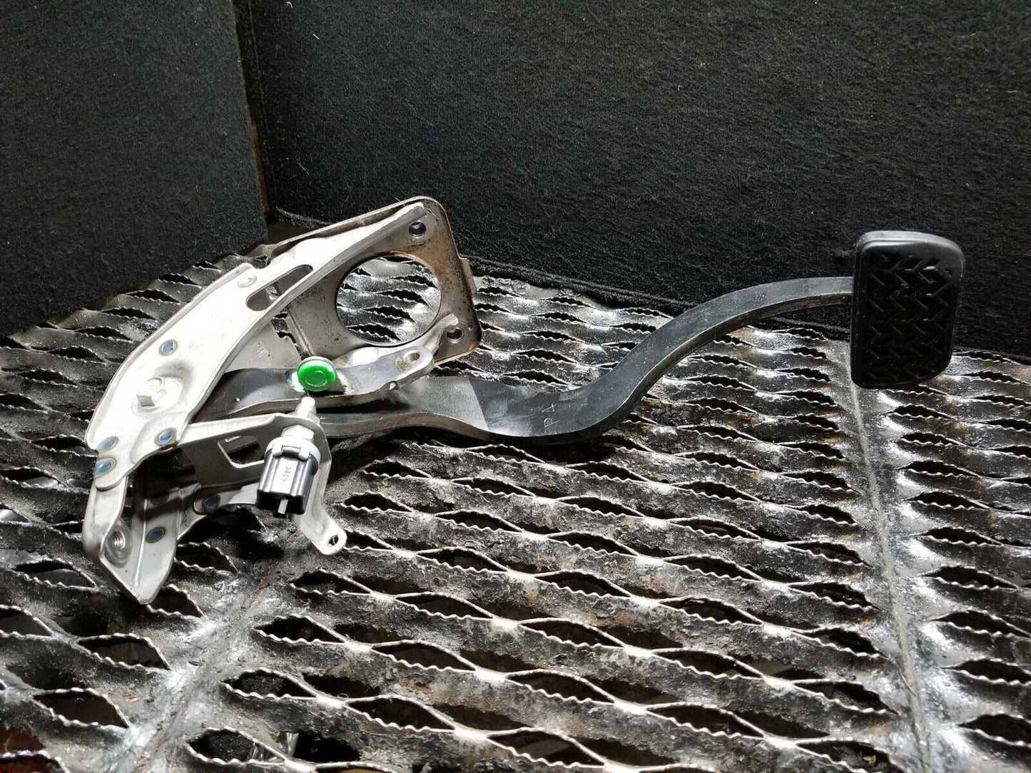 2004 2005 2006 Scion Xa Brake Pedal OEM