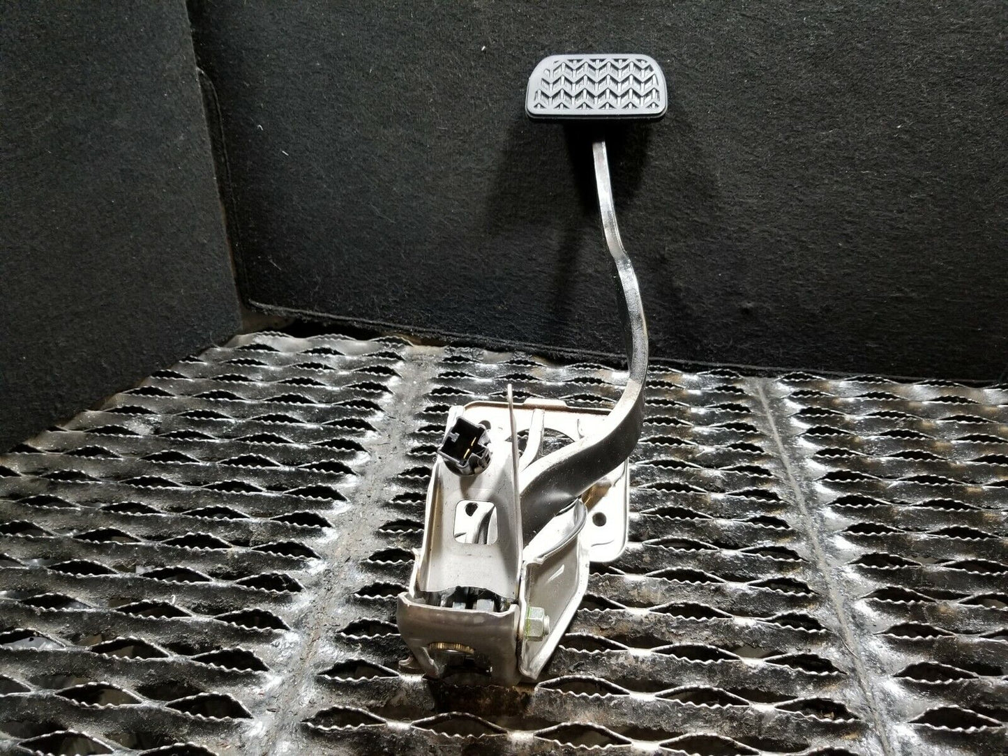 2004 2005 2006 Scion Xa Brake Pedal OEM