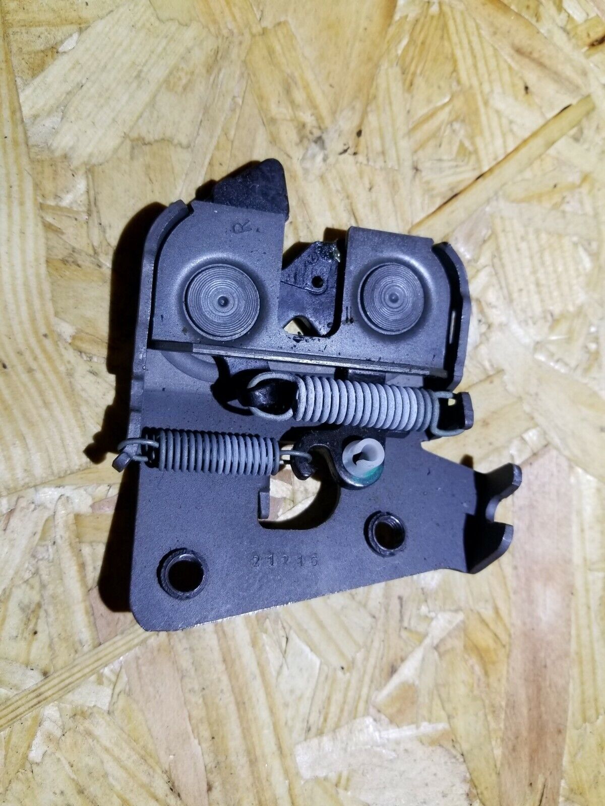 04 05 06 07 BMW 530xi E60 Rear Seat Latch Lock Passenger Side Right 7112864 OEM