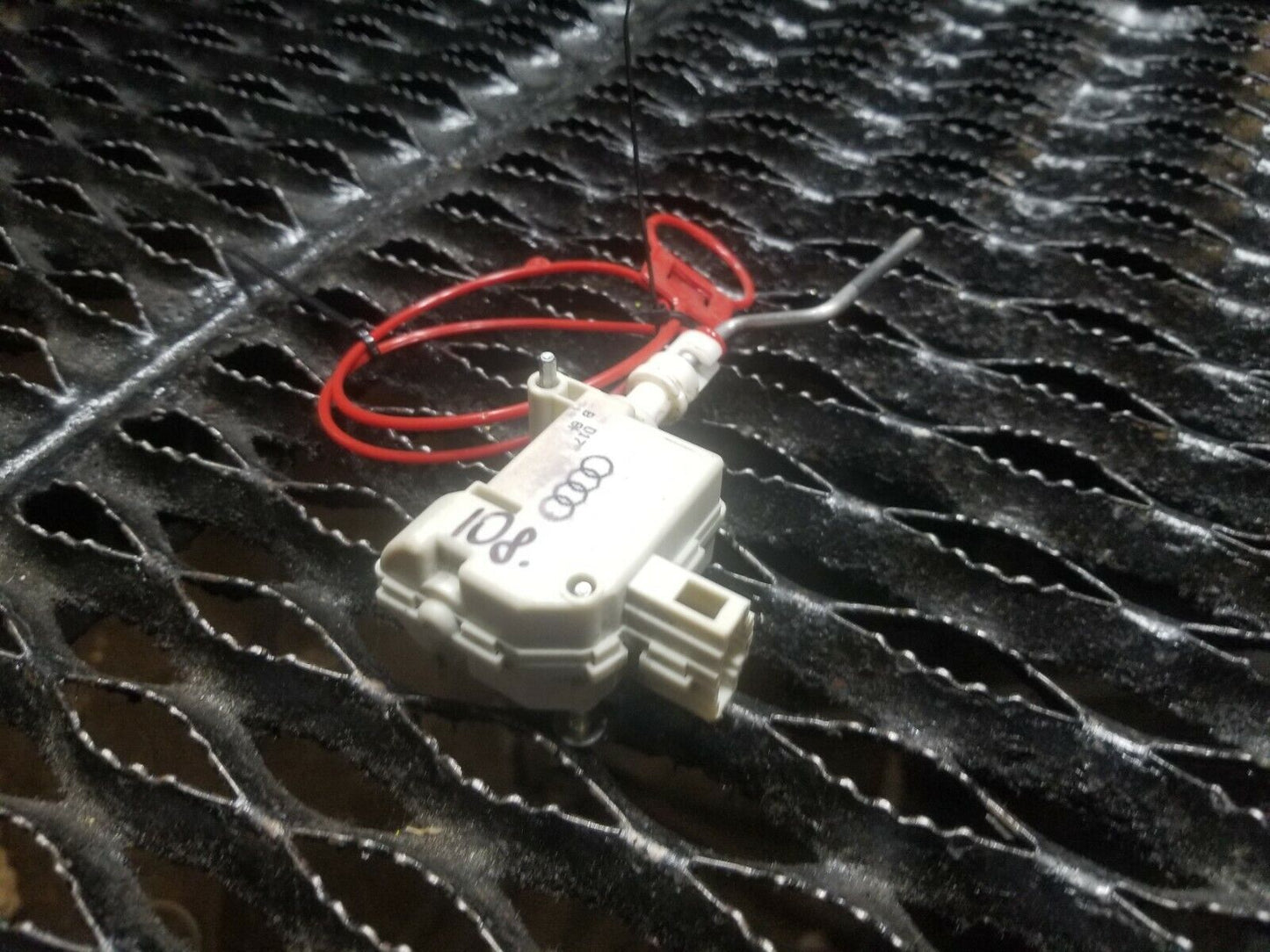 02 03 04 05 06 Audi A4 Convertible Gas Tank Lock Release Actuator Motor OEM #108