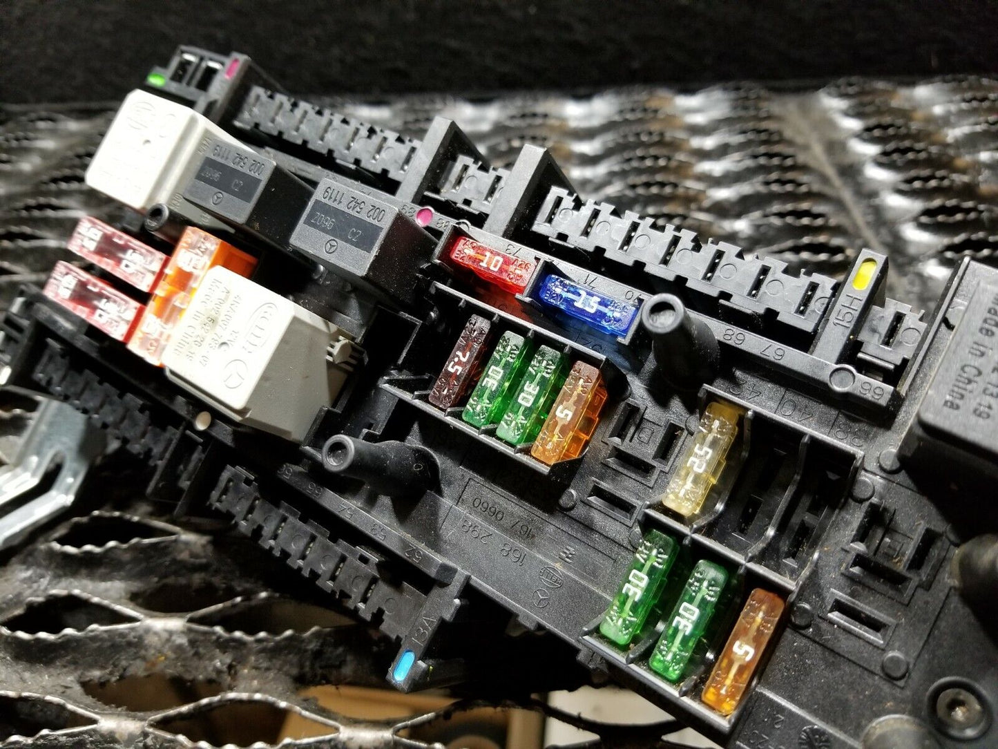10 11 12 13 Mercedes W212 E350 Fuse Box OEM 39k